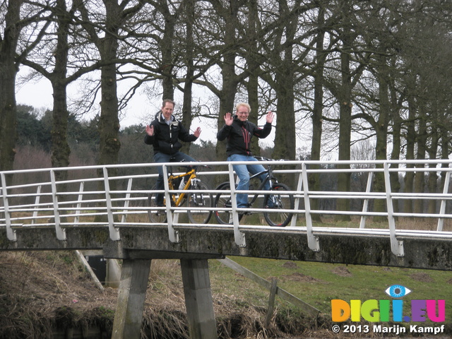 P1011266 Pepijn and Marijn handsfree on bicycles